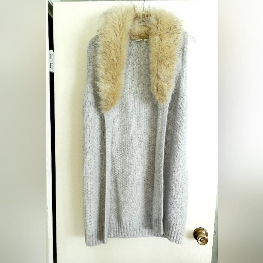 GAP sleeveless gray open cardigan with faux fur collar size S